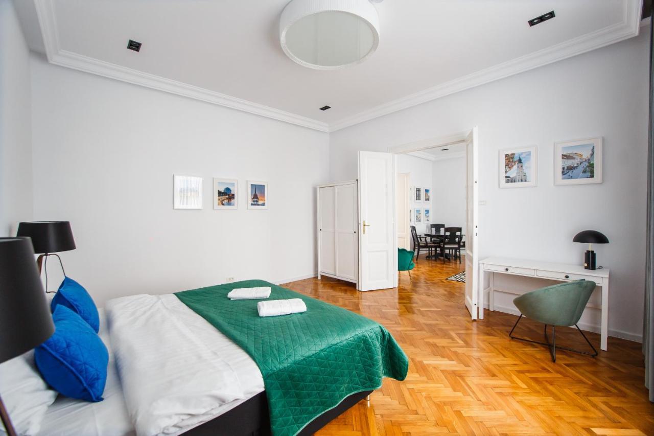 Spacious Riverviews Apartment Near Piata Unirii Oradea Eksteriør billede